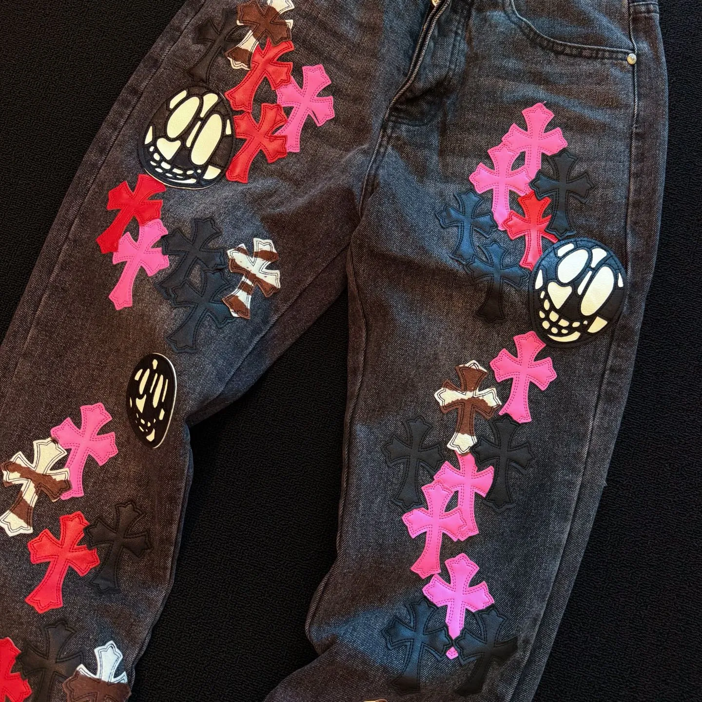 P300 style number: D357 ChromeHearts ChromeHearts multi-color skull contrasting leather patch straight pants ceiling-level jeans, a pair is hard to find at the counter‼ ️About Zangyin✅This is an extremely luxurious fashion brand that can also be called the aristocracy of the high street. It has always been an exclusive brand for some hipsters or rich second generations. The color of this model is already very eye-catching by using a unique washed material. It is decorated with pink patch cross flowers, which cleverly highlights the charm of the brand. Secondly, this model adopts a classic high-waist cut design, which highlights the long legs and fashionable temperament of the upper body. The brand is highly recognizable and the slim-fitting configuration is more suitable for daily wear. The personality will be fashionable and the specifications can be seen at a glance. Materials and technology ✅ Needless to say, this point goes without saying. As an excellent craftsman brand, Zangyin's requirements for details and craftsmanship are really perfect. The washed color of this model has gone through a lot of processes, not to mention the embellishment of the denim appliqués. It is also purely handmade and sewn. Just like what they believe in, only handmade things have soul and have the meaning of wearing. A top-notch heavy-duty fashionable denim item, recommended by both hands‼ ️ Size: 28, 30, 32, 34, 36 (S-XXL) Color: washed gray Size reference: Pants length 100 102 104 106 106 Waist 72 76 80 84 88 Recommended weight S (about 110 pounds) M (about 120 pounds) L (about 140 pounds) XL (about 165) XXL (about 185)